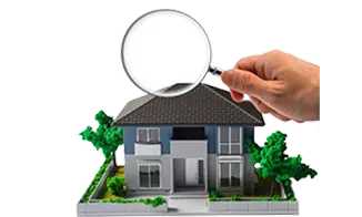 家の模型に虫眼鏡をかざす