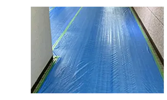 ブルーシートが敷かれた床