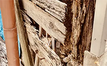 ボロボロになった木材