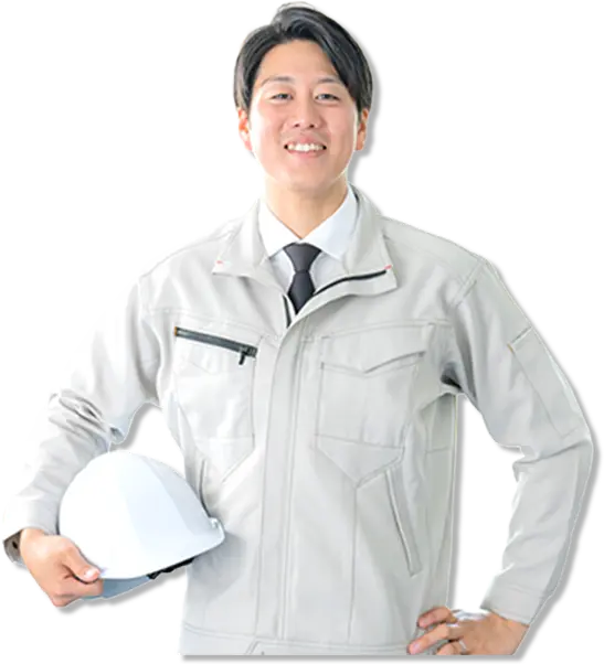 ヘルメットを抱える笑顔の男性