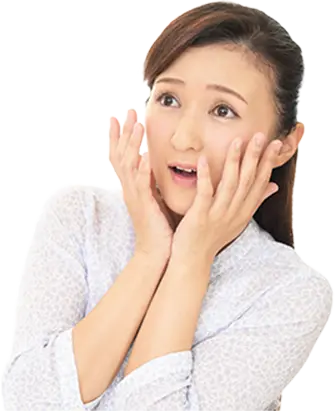 頬に手を当て恐れる女性