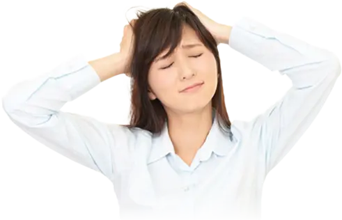 頭に手を当て悩む女性